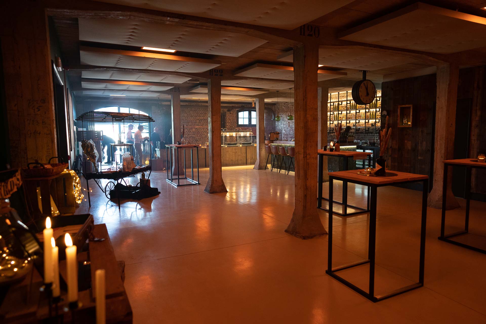 de peignage feestzaal in Eeklo. Setting voor een huwelijksfeest in de triagezaal van  Feestzaal de peignage wolkammerij van eeklo. Catering  staat klaar en de zaal is mooi versierd. Feestzalen Eeklo, Maldegem, Lievegem, Evergem, Lovendegem.