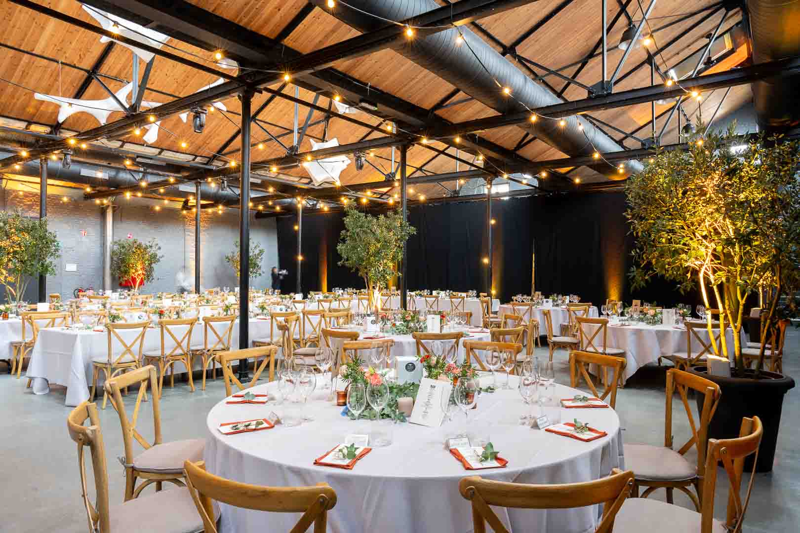 De Peignage is een feestzaal in Gent-Eeklo, Oost-Vlaanderen op een post-moderne industriële erfgoedlocatie.